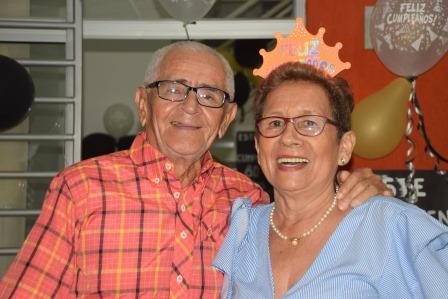 El cumpleañero junto a su esposa Matilde Narváez.